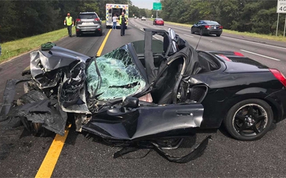 Xe thể thao Toyota tan nát sau tai nạn, tài xế thoát chết