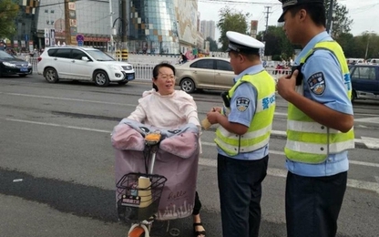 Cách phạt đánh vào tâm lý của cảnh sát giao thông Trung Quốc