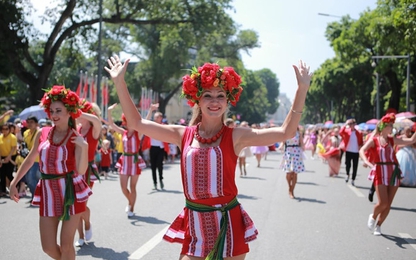 Carnival đường phố sôi động dịp lễ hội du lịch biển Sầm Sơn