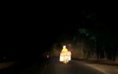 Nam tài xế soi đèn đường cho xe máy gần 10 km giữa trời tối