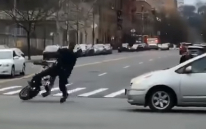 Cảnh sát Mỹ gặp nạn hài hước khi lái mô tô