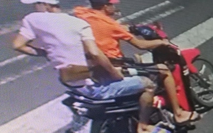 Camera ghi hình hai người cầm súng bắn nam thanh niên