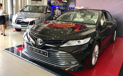 Toyota Camry 2019 về đại lý, chênh giá 100 triệu