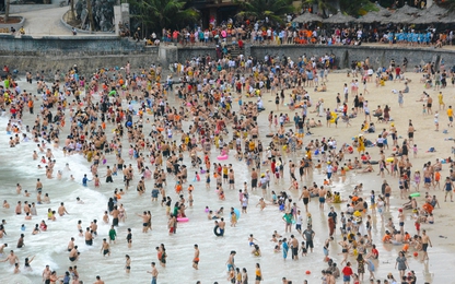 Hàng nghìn du khách đổ về Cát Bà tắm biển