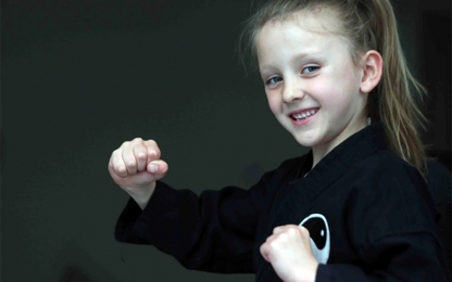 6 tuổi trở thành nữ võ sĩ karate đai đen trẻ nhất nước Anh