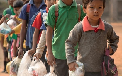 Trường Ấn Độ nhận rác thải nhựa thay cho học phí