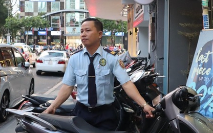 Chuyện anh bảo vệ sửa xe, cho xăng miễn phí ở phố Nguyễn Huệ