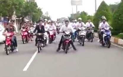 Xử phạt nhóm thanh niên chạy xe máy ‘bốc đầu’ ở Bạc Liêu