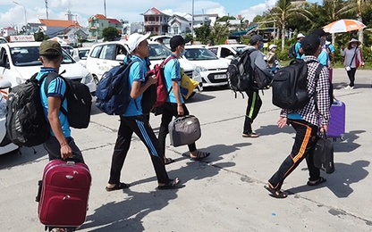 Hơn 200 học sinh đảo Phú Quý vào đất liền thi THPT quốc gia