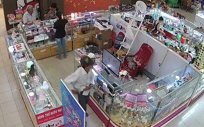 Truy tìm tên trộm điện thoại trong siêu thị ở Sóc Trăng