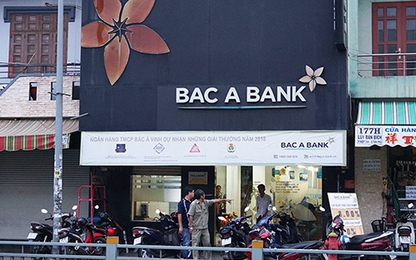 Tên cướp khống chế nữ nhân viên ngân hàng ở Sài Gòn buộc đưa tiền