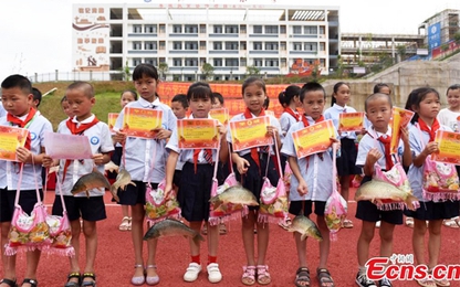 Học sinh giỏi ở Trung Quốc được thưởng cá chép sống