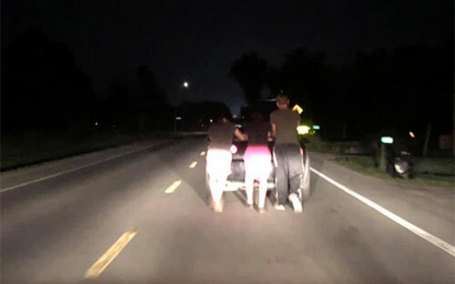 Ba thanh niên đẩy xe suốt 9 km đưa nữ tài xế về nhà