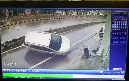 Ôtô lộn hai vòng, tài xế tự mở cửa xuống xe