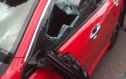 Thầy chùa đập vỡ kính ôtô vì tài xế không cho vượt