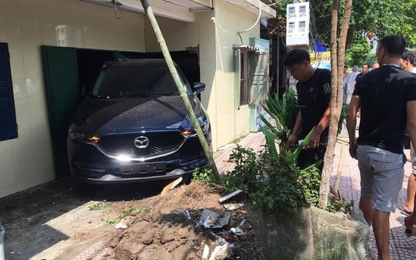 Nam thanh niên Thái Bình lùi xe Mazda CX5 sập tường nhà bố mẹ