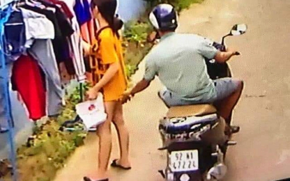 Thanh niên phóng xe máy sàm sỡ cô gái đang phơi đồ