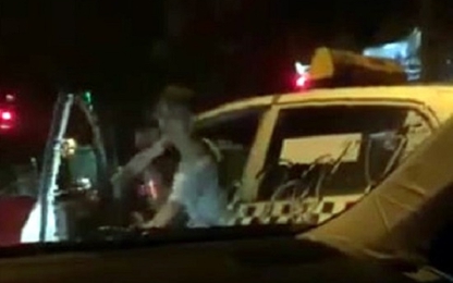 Lái xe taxi Thanh Nga hung hăng đòi đốt xe Camry đang dừng đèn đỏ