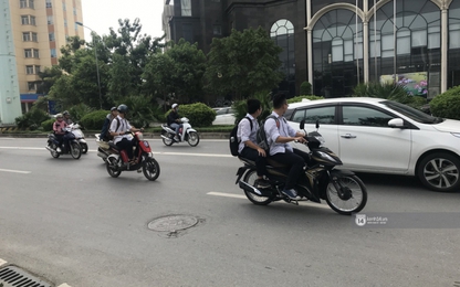 Nhức mắt cảnh hàng loạt HS không đội MBH đi xe máy đến trường