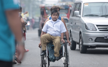 Xúc động cảnh người cha tật nguyền đưa con trai đi học bằng xe lăn