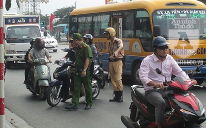 Ôm 2 thanh đao dạo phố, không thoát khỏi tầm ngắm của Cảnh sát 141