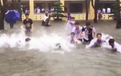 Nghệ An: Choáng với cảnh học sinh THPT "bơi lội tung tăng" giữa sân trường