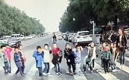 Hàng chục đứa trẻ cúi người cảm ơn tài xế xe buýt