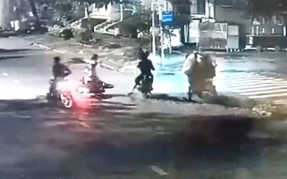 Nhóm cướp tấn công đôi nam nữ lấy xe máy ở TP.HCM