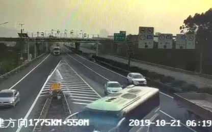 36 người trên xe khách suýt chết vì ôtô con dừng giữa cao tốc