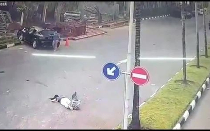 Ôtô mất lái đâm gục người phụ nữ chạy bộ giữa đường