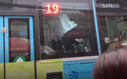 Hà Nội: Tài xế xe buýt bị lái xe ôm cầm dao truy đuổi