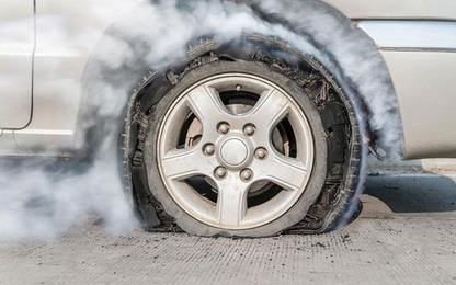 Xử lý như thế nào khi nổ lốp ô tô bất ngờ?