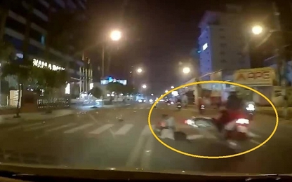 Người đi xe máy ngã trước mũi ôtô vì vấp cục đá