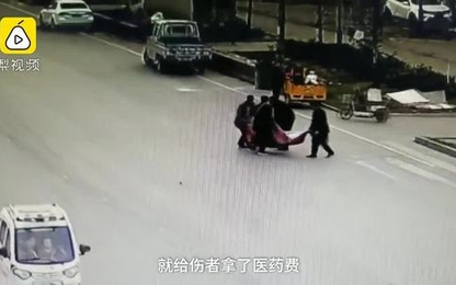 Gia đình khênh người bị tai nạn ra giữa đường