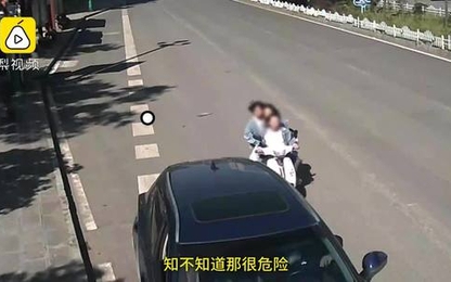 Xe máy chở 3 nữ sinh lao vào ôtô đang đỗ