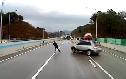 Người đàn ông tháo chạy trước một loạt ôtô mất lái