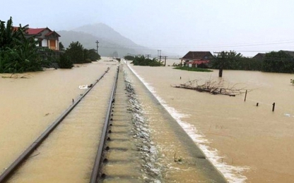 Ôtô ùn dài 3 km QL1, dừng tàu Bắc-Nam qua Quảng Bình vì ngập