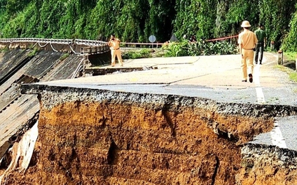 Quốc lộ các tỉnh miền Trung thiệt hại nặng nề do bão Molave