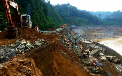 Nhanh chóng khắc phục thiệt hại giao thông miền Trung do mưa lũ