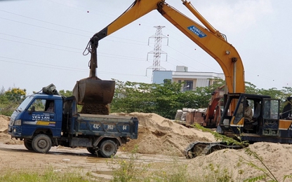 Đà Nẵng: Bãi cát khủng mất ATGT xã nói có phép, huyện bảo không