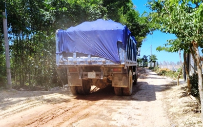Quảng Nam: Xe chở đất uy hiếp công trình thủy lợi, phá đường dân sinh