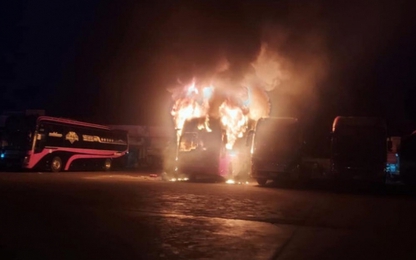 Đắk Lắk: Xe khách khách giường nằm rực cháy trong đêm