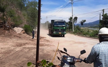 Quảng Nam: Đấu nối trái phép để mở đường vận chuyển đất sai quy định