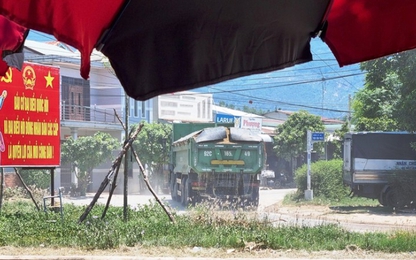 Quảng Nam: Đoàn xe chở cát ướt lênh láng đường từ mỏ Nguyên Thịnh Phát