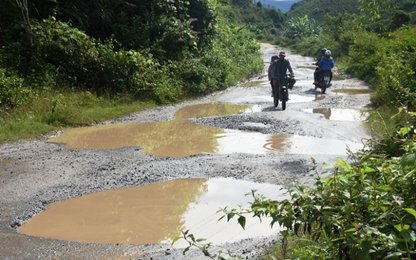 Kon Tum: Nhiều tuyến đường huyện biên giới Đăk Glei hư hỏng