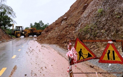 Quảng Nam: Cảnh báo nguy cơ mất ATGT do nhiều tuyến đường bị sạt lở