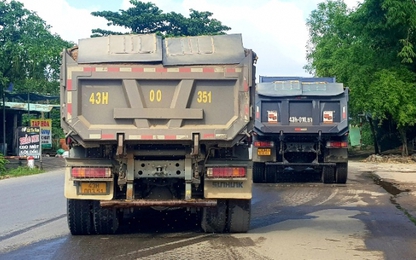 Quảng Nam: Báo động xe chở cát ướt “cày" nát Quốc lộ 14B
