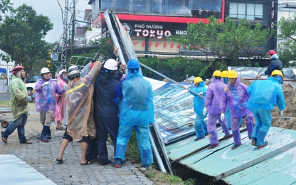Đà Nẵng họp khẩn khắc phục mưa bão, trang hoàng đường phố "đón" APEC