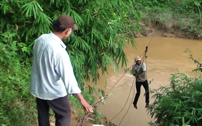 Đắk Nông: Cầu treo hư hỏng, nông dân làm rẫy đu dây qua suối