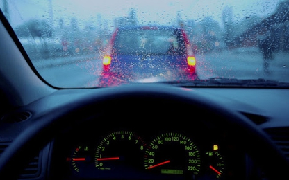 Xử lý kính mờ để lái xe dưới trời mưa an toàn